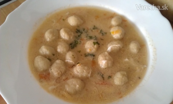 Drožďová polievka s vajíčkom a guľkami recept