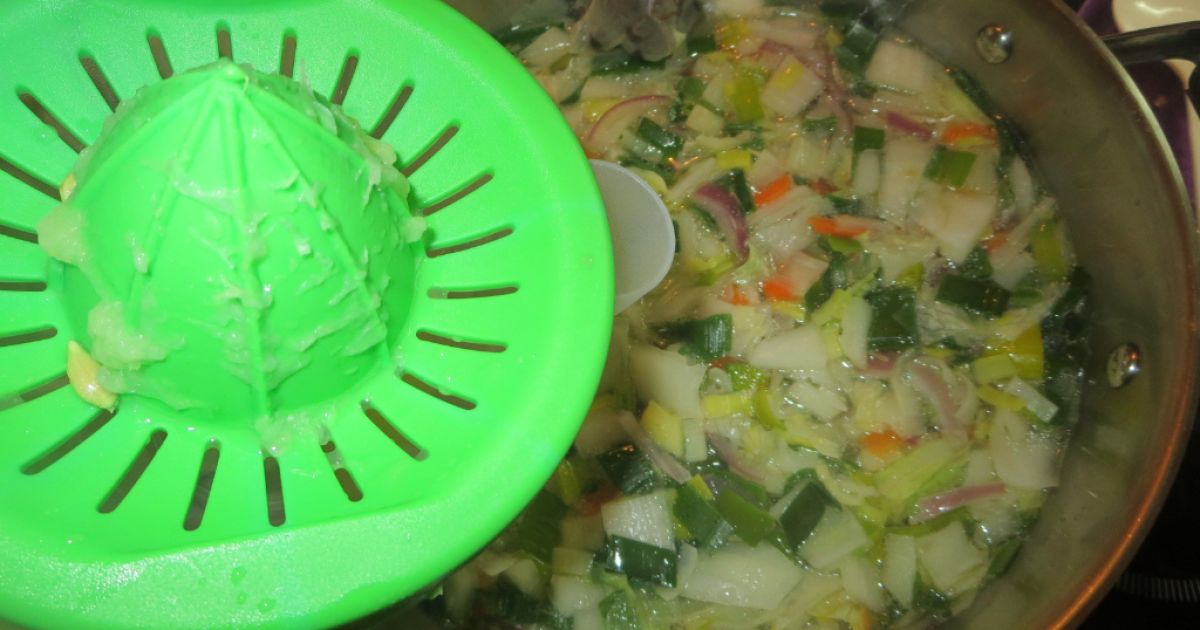 Kuracia polievka so zeleninou na vietnamský spôsob ...