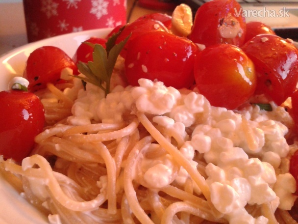 Špagety s cottage syrom a paradajkami recept