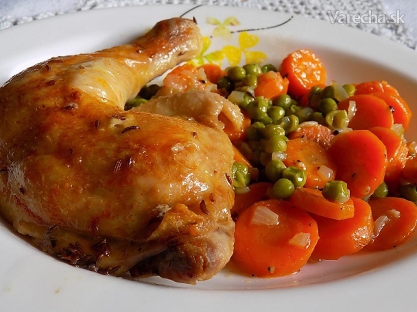 Kuře pečené na talíři s dušenou mrkví a hráškem recept