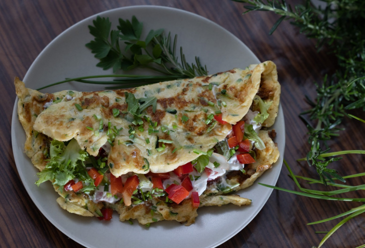 Cuketová omeleta s paprikovo–tvarohovou plnkou recept ...