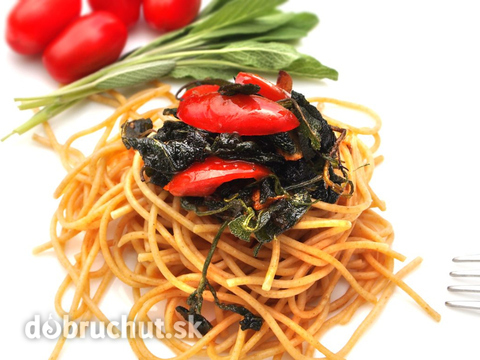 Špagety s chrumkavými lístkami šalvie, cesnakom a paradajkami