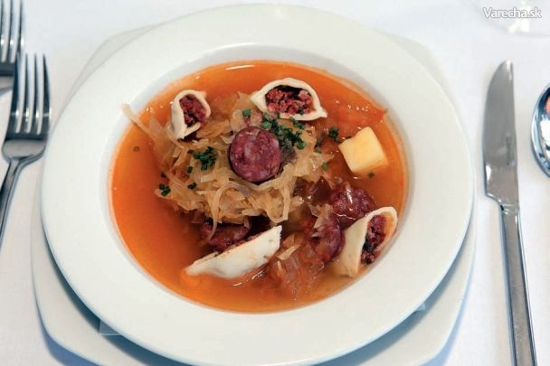 Kapustová polievka z „karkasov“ a klobásky recept