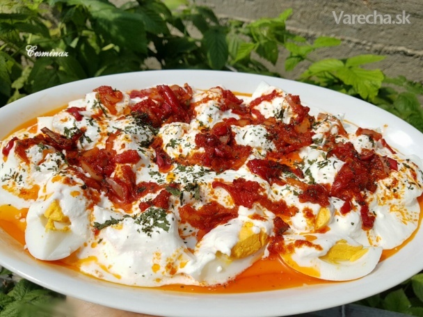 Vajíčka s cesnakovým jogurtom a paprikovo-paradajkovým maslom ...