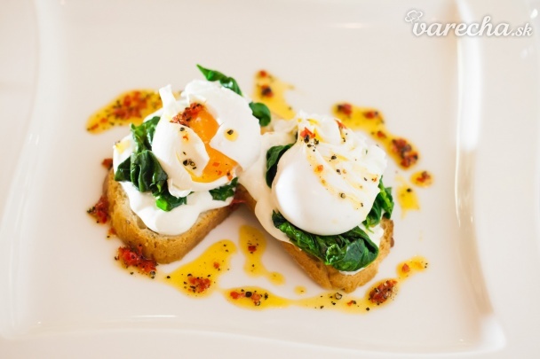 Pikantné hrianky s vajíčkom a so špenátom recept