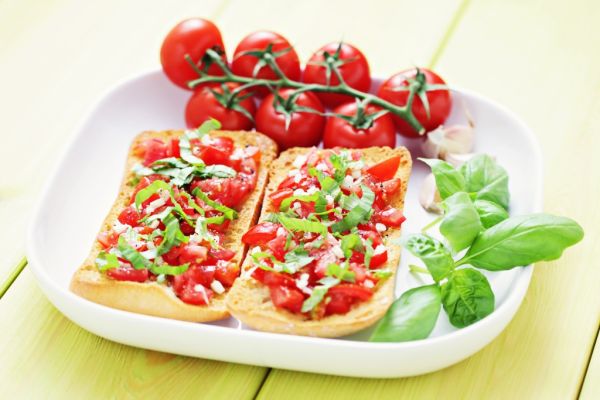 Talianska bruschetta s paradajkami a bazalkou