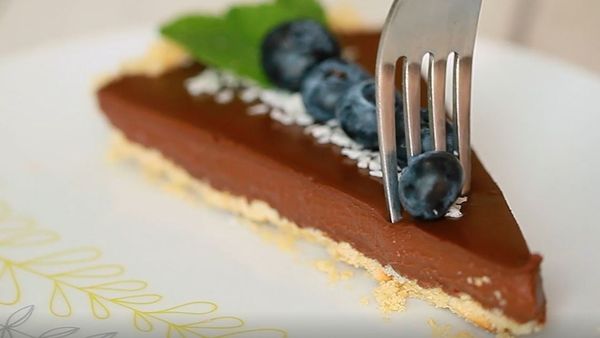 VIDEORECEPT: Expresný čokoládový koláč bez pečenia ...
