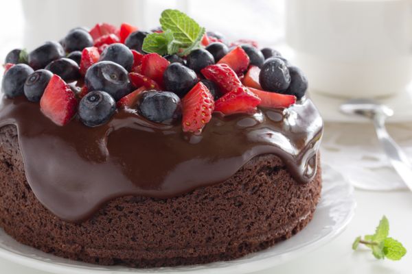 Čokoládová torta s lesným ovocím