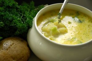 Zemiaková polievka so zeleninou a smotanou