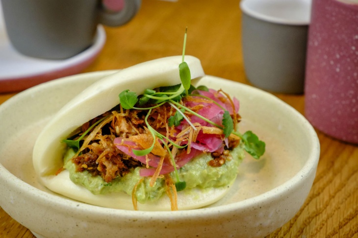 Žemlička bao s bravčovým mäsom a guacamole recept