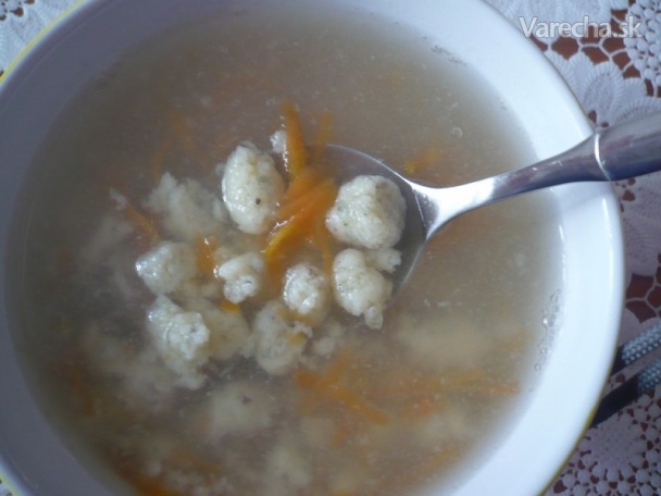 Jemná mrkvová polievka s haluštičkami recept