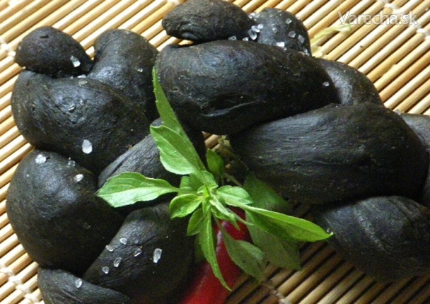 Černé pletenky plněné chilli pastou a papričkama recept
