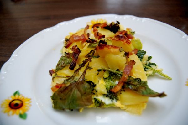Slaninové zemiaky s brokolicou a špenátom