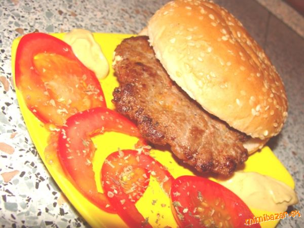 Štavnatý super hamburger rýchla večera