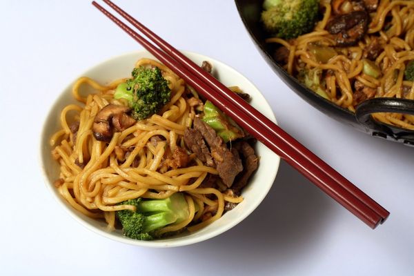 Rýchle čínske rezance s brokolicou a hovädzími kúskami ...