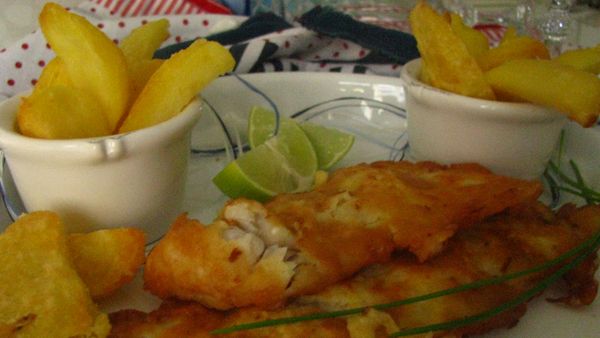 Anglická vyprážaná ryba: Fish & Chips v pivnom cestíčku ...