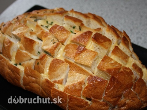 Syrovo-maslovo-pažítkový pečený chlebík
