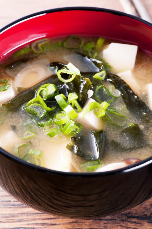 Japonská polievka miso s riasou