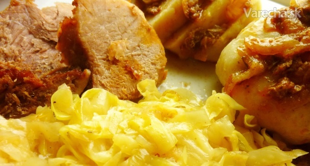 Bravčové stehno so sladkou kapustou a zemiakovou knedľou recept