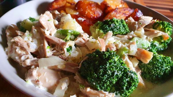 Kuracie mäso s brokolicou v krémovej omáčke: Rýchly obed z ...