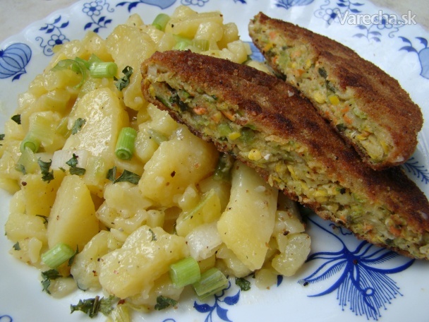 Jarný zemiakový šalát s mletým zeleninovým rezňom recept ...