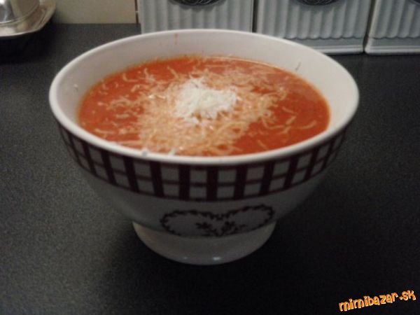 Hustá paradajková polievka s parmezánom a mozzarellou ...