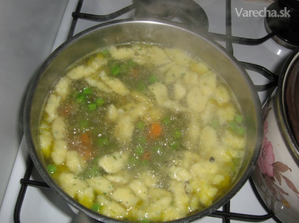 Hráškovo-mrkvová polievka s krupicovými haluškami recept ...
