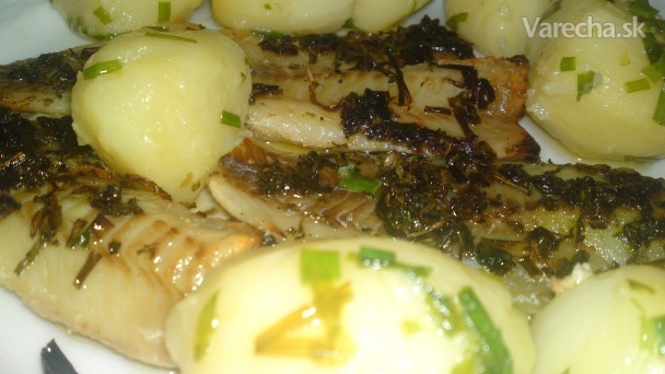 Pečená ryba na masle s jarnými bylinkami s novými zemiakmi s ...