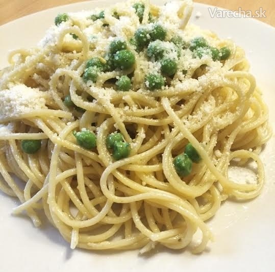 Jednoduché špagety s cesnakom, hráškom a parmezánom recept ...